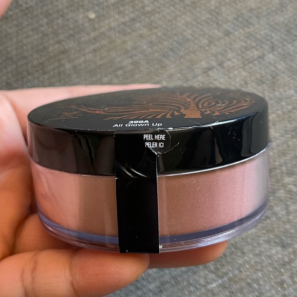 NWT Wet n Wild MEGAGLO LOOSE HIGHLIGHTING POWDER - ALL GLOWN UP - Picture 2 of 6